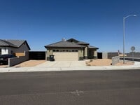 Building Photo - Newer 3 bedroom home with 2 car garage on ...