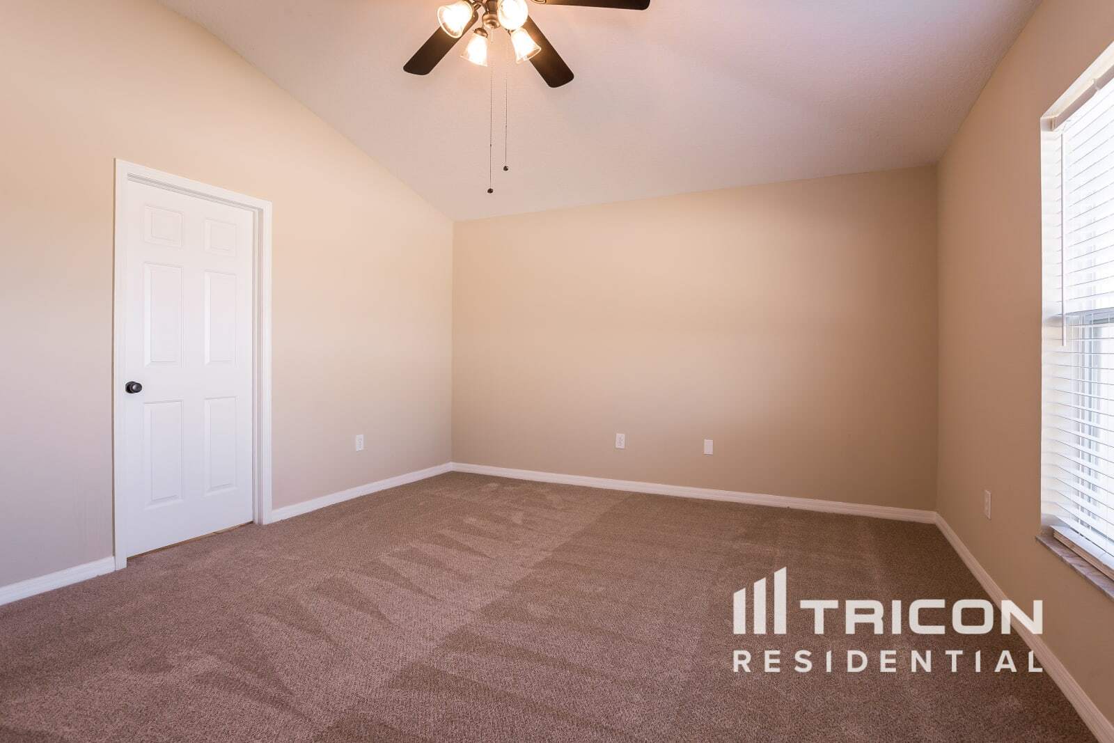 Building Photo - 2233 Roanoke Springs Dr