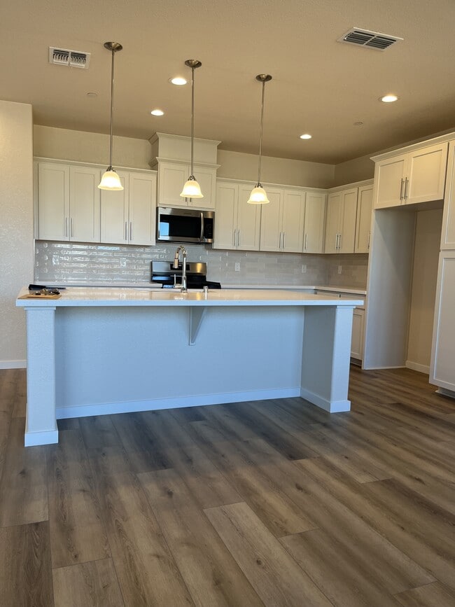 Building Photo - 1761 Lockwood Dr