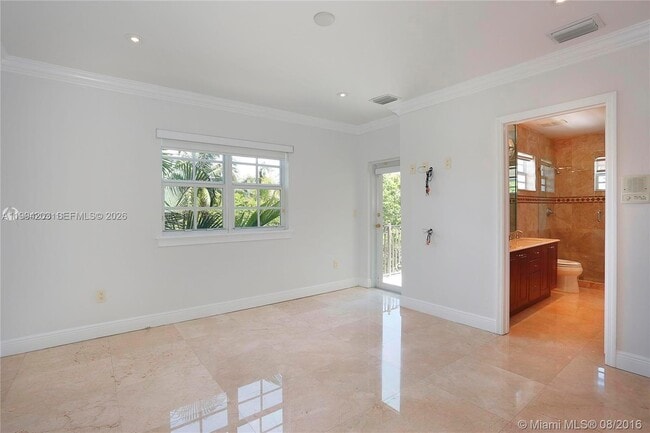 Building Photo - 592 Fernwood Rd