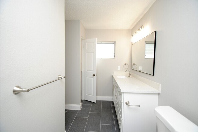 Building Photo - 2515 Yoakum Blvd