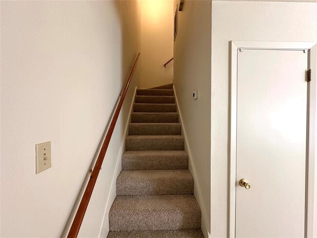 Building Photo - 2203 Creekside Ln