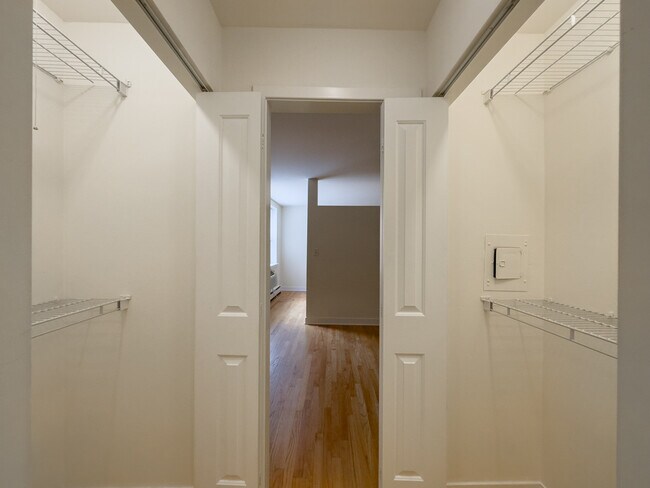 Building Photo - 630 W Wrightwood Ave