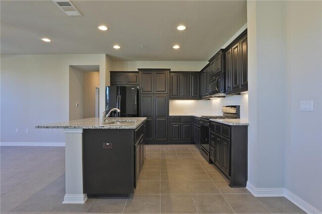 Building Photo - 13800 Lyndhurst St