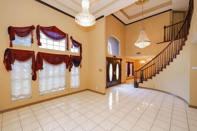 Building Photo - 503 W Avon Ct