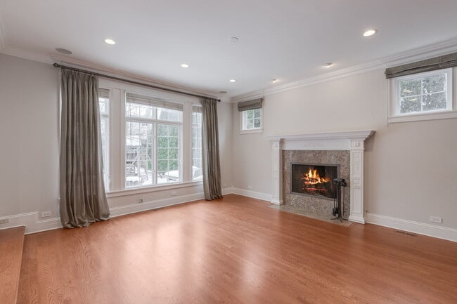 Building Photo - 420 Pine Manor Dr