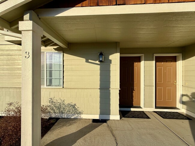 Building Photo - SCHEDULE A TOUR TO VIEW THIS NEWLY UPDATED TOWNHOME IN REDMOND!!