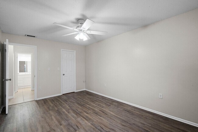 Building Photo - CONDOMINIUM FIRST FLOOR 2 BED 1 BATH, FULLY RENOVATED