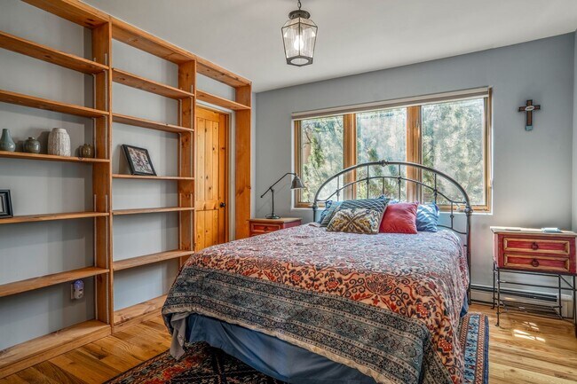 Building Photo - Northside Santa Fe Home