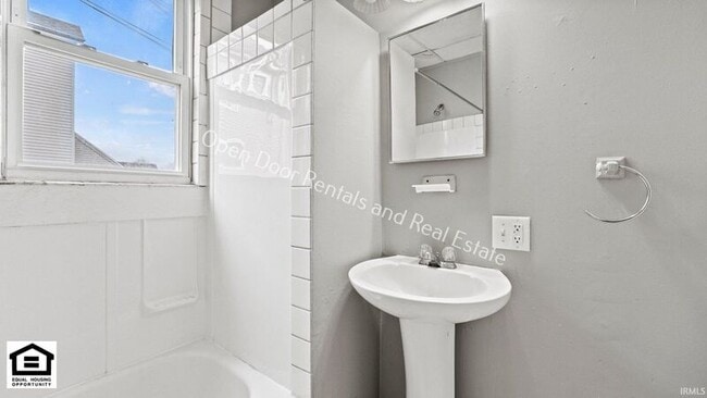 Building Photo - 412 Archer Ave