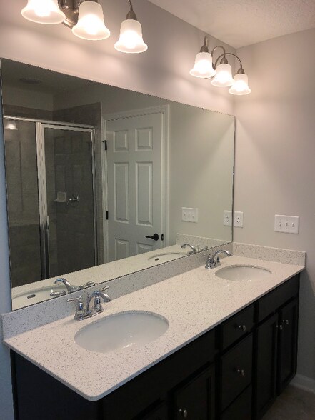 Building Photo - 557 Richmond Dr