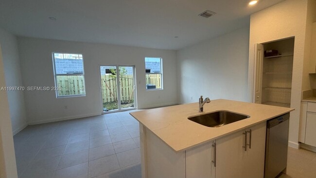 Building Photo - 1077 SE 2nd St