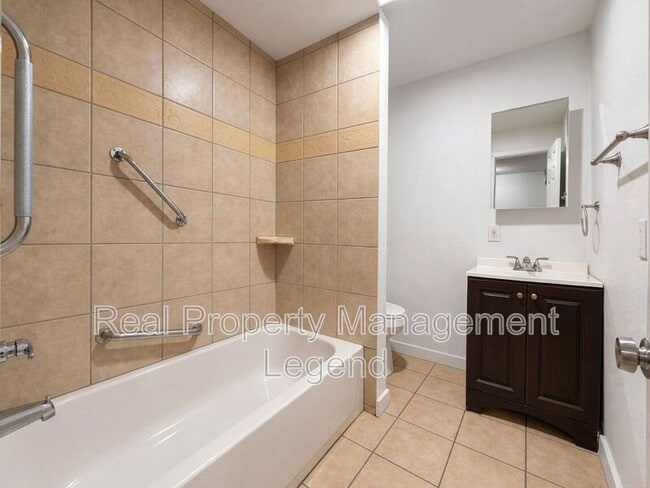 Building Photo - 933 Gillham Rd