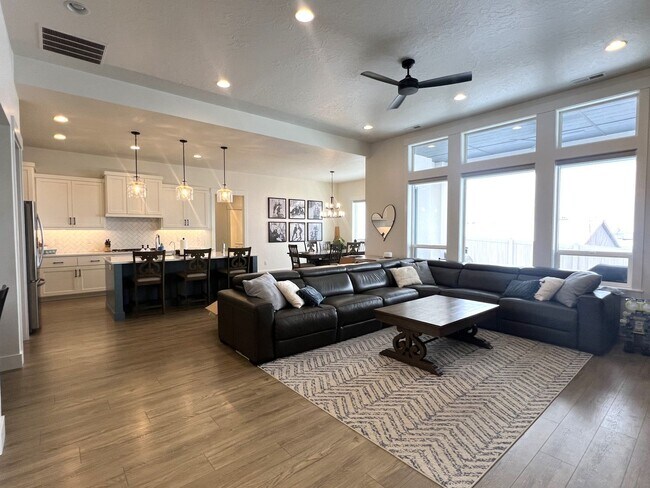 Building Photo - Gorgeous 3 bed 2 ba home in the perfect Me...