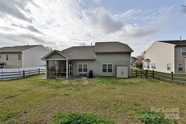 Building Photo - 709 Yvonne Dr SW
