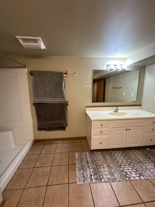 Building Photo - 4 Bed 2 Bath with AC close to UWEC!