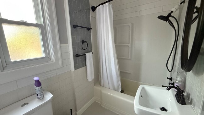 Building Photo - 558 Broadview Ave