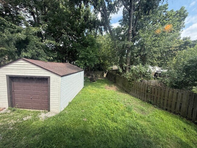 Building Photo - Three bedroom one bathroom home for rent