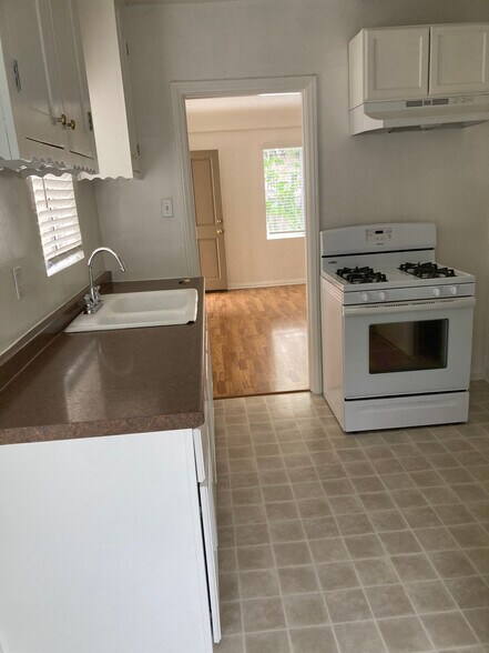 Kitchen - 934 W 9th St