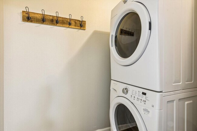 Building Photo - 104 Gulfside Ct