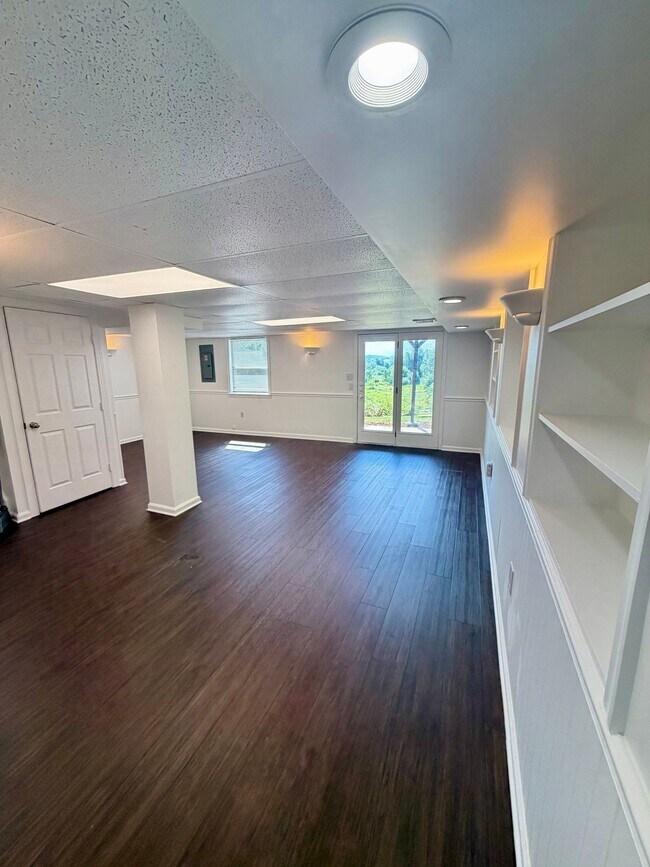 Building Photo - 33 Park View Dr