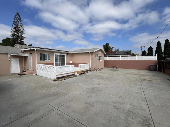 Building Photo - 1815 Brookline St