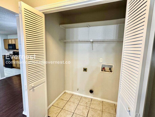 Building Photo - 3 Bed, 2 Bath Home with Garage / Pet-Friendly / Available Now!