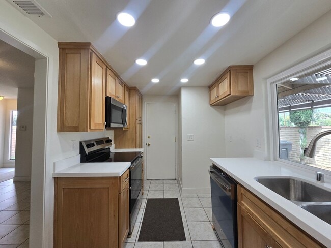 Building Photo - Victoria Neighborhood Single Story Home