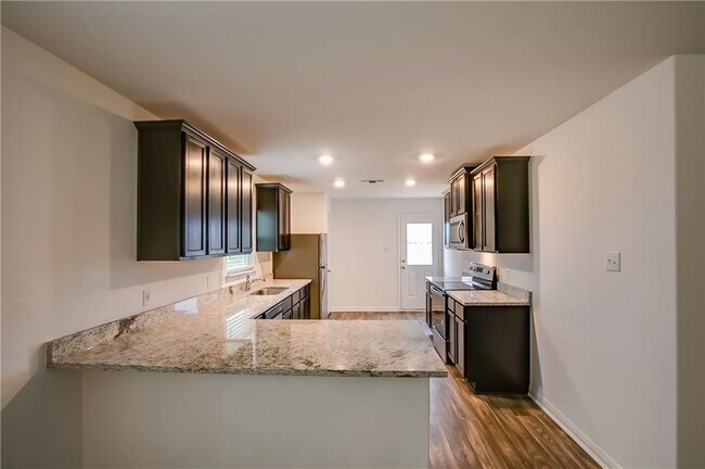 Building Photo - 617 Riverdale Dr