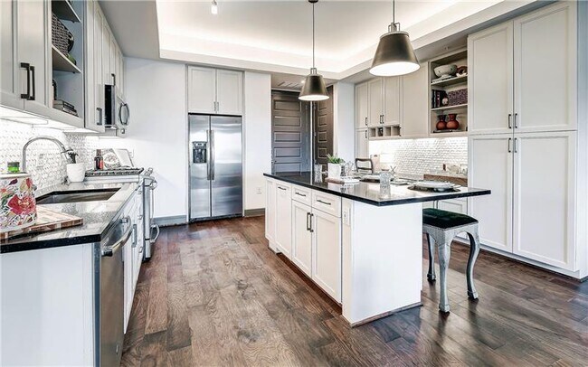 Building Photo - 2322 N Akard St