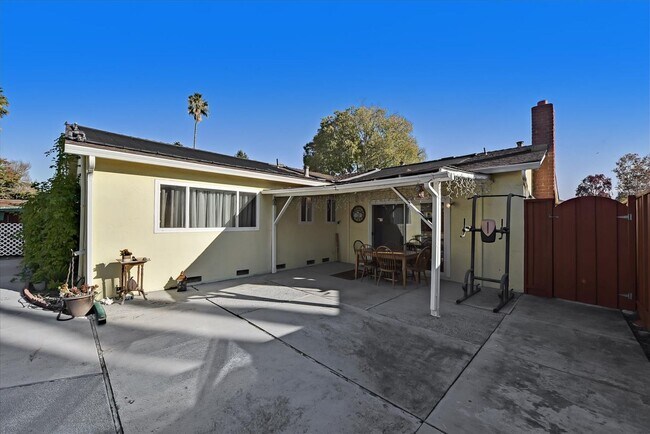 Building Photo - Beautifully Updated Single Family Home with Sparkling Pool