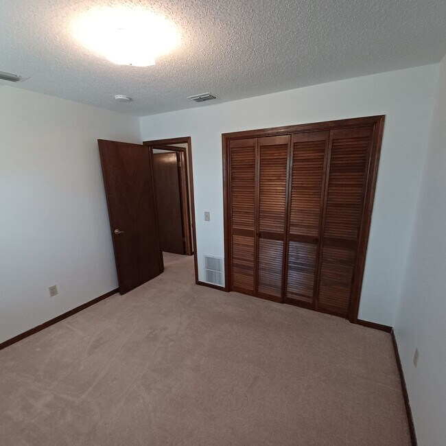 Building Photo - 2295 Foxwood Dr