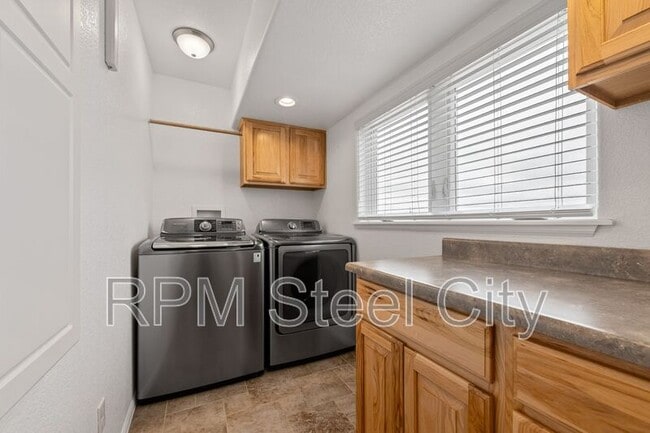 Building Photo - 868 E Sandusky Dr