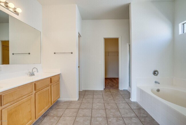 Building Photo - Charming 4 Bedroom 3 Bath 3 Car garage Hom...