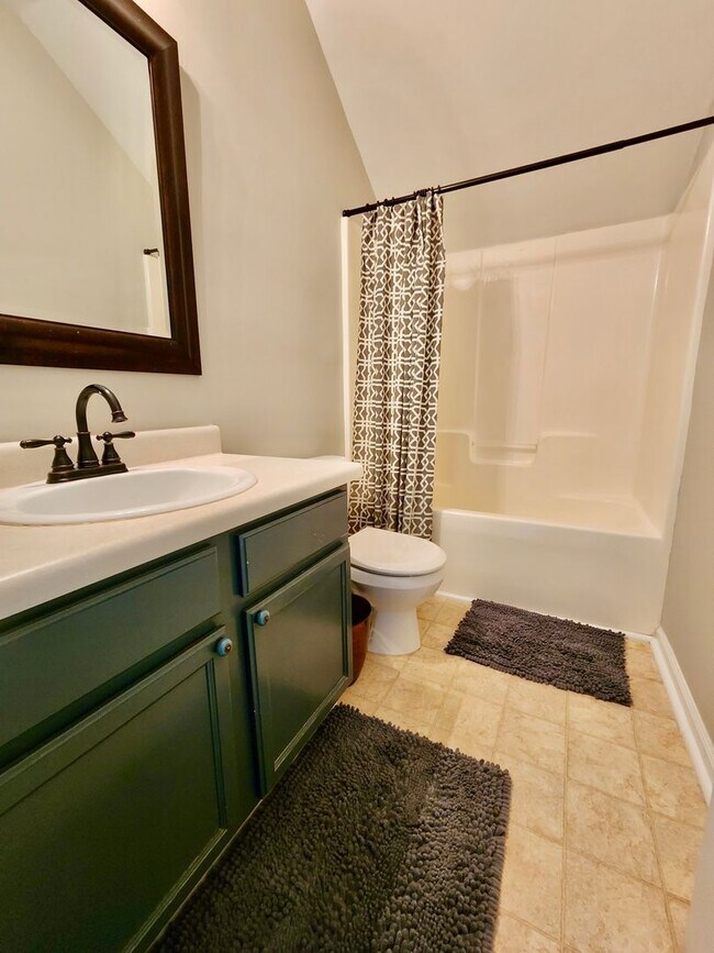 Building Photo - Adorable, well taken care of three bedroom...