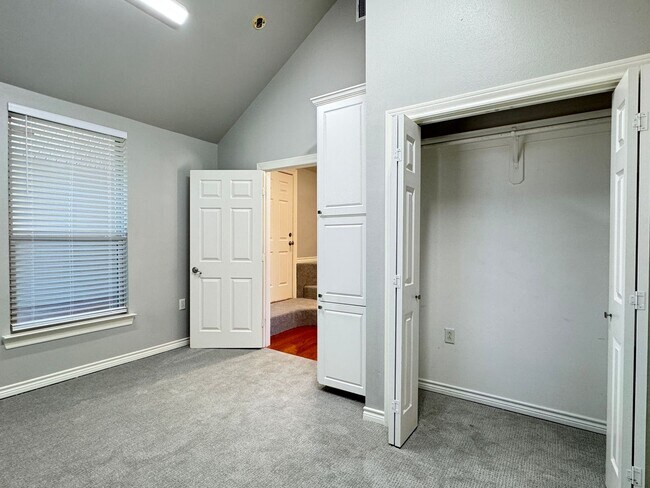 Building Photo - 627 W 2nd St