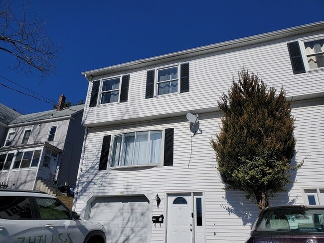 Building Photo - Updated 2 Bedroom  Townhouse