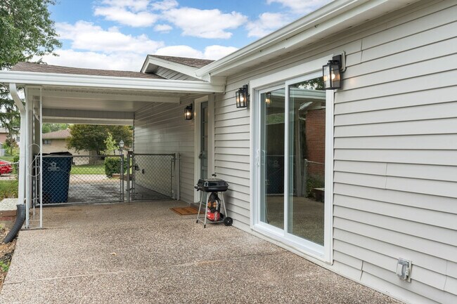 Building Photo - 11814 Flushing Dr