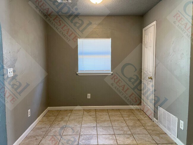 Building Photo - Large 4 Bedroom Home