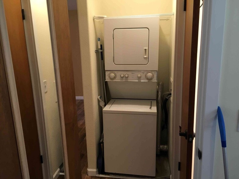 washer / dryer - 5007 SW Custer St