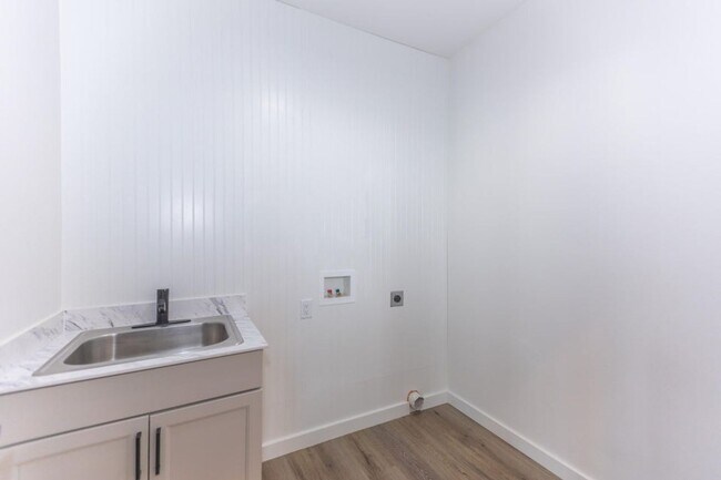 Building Photo - Executive Property located in Republic with a "furnished option" Don't miss this showstopper!!