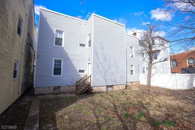 Building Photo - 290 21st St
