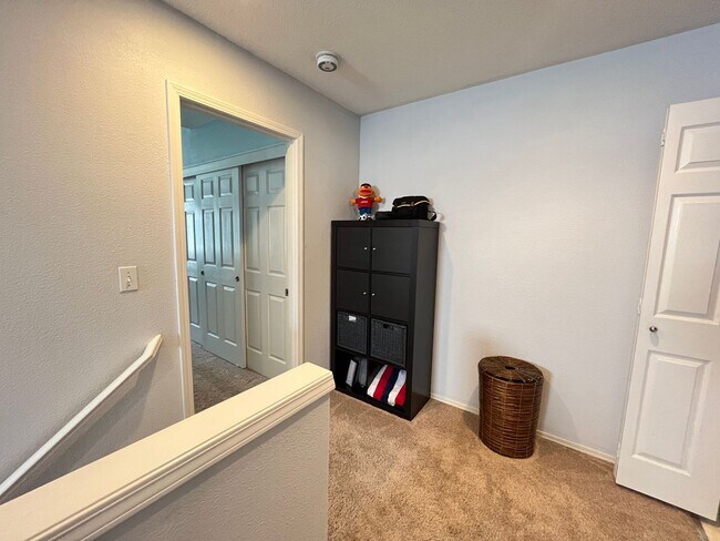 Building Photo - Lovely 2Bd + 2.5Ba in Beaverton!! Minutes Away From Nike! New Roof, Fence, Paint and Additional B...