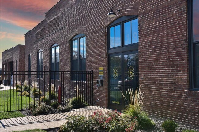 Building Photo - 1019 N Skinker Pkwy