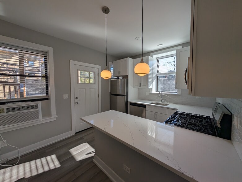 Building Photo - 3935 N Janssen Ave