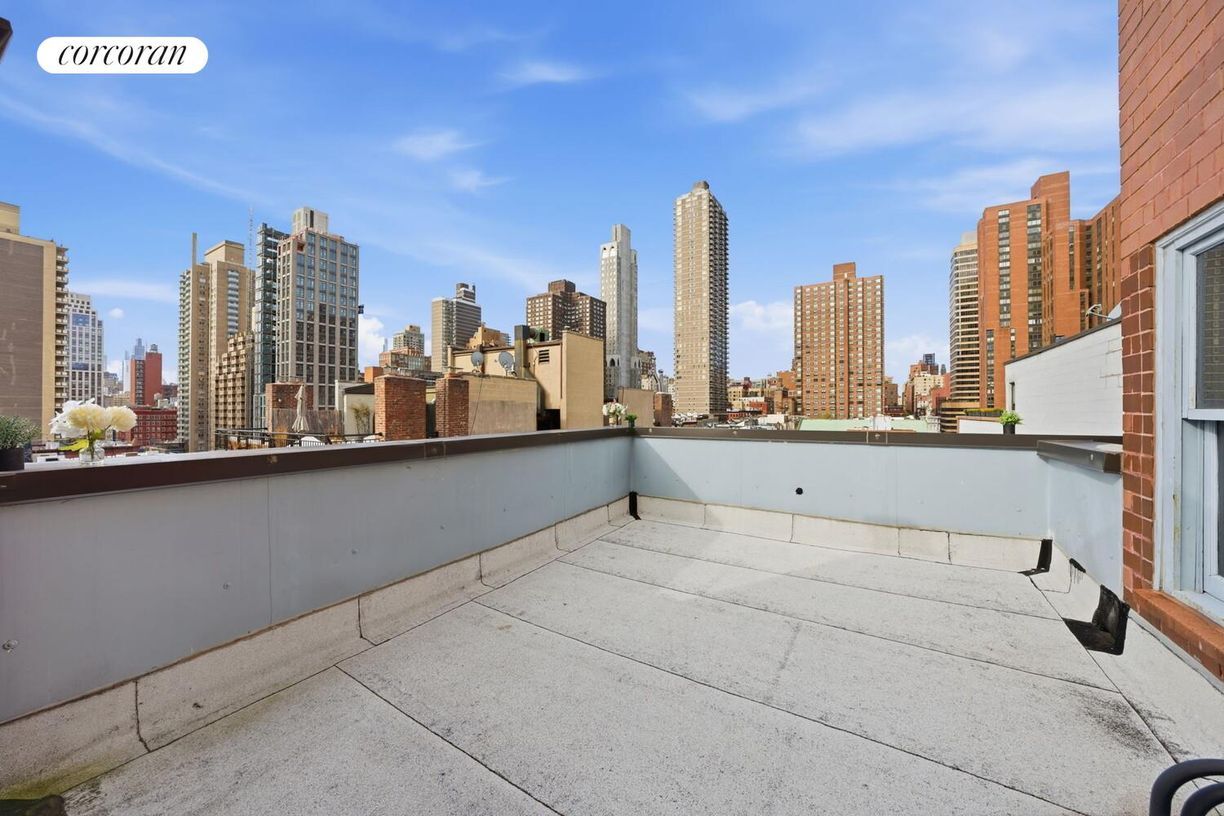 Building Photo - 300 E 90th St