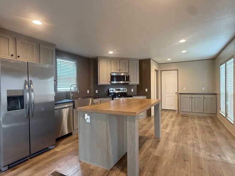 Building Photo - 210 Betty St