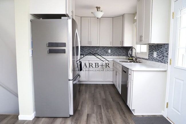 Building Photo - Single Family Home in SE Rochester Availab...