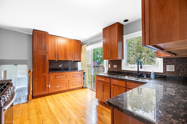 Building Photo - 2122 Kensington Dr