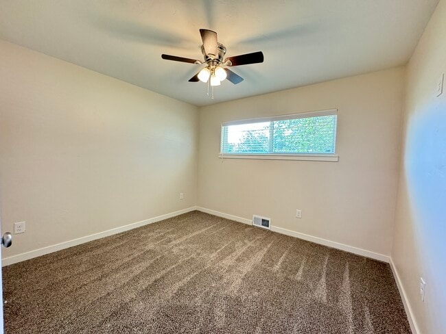 Building Photo - 1442 E Broadway St